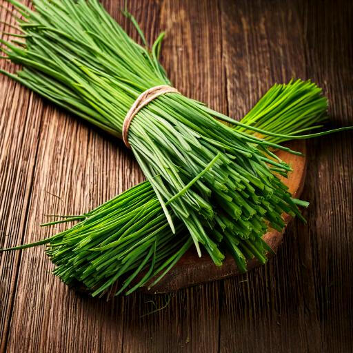 El cebollín es una planta perenne de la familia Amaryllidaceae, cultivada principalmente como hierba aromática. Presenta tallos delgados, cilíndricos y huecos, de color verde brillante, que crecen en grupos formando mechones. Sus hojas tienen un sabor suav